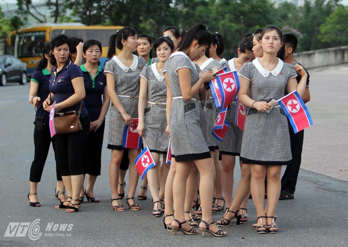 Những CĐV Triều Tiên xinh đẹp, xếp hàng chờ vào sân.